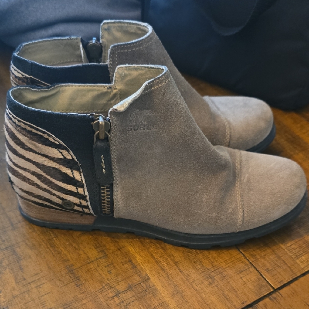 Sorel Gray and Black Ankle Boots with Suede Upper